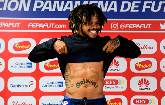 Román Torres muestra sus cuadritos.