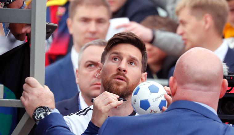 Messi firma autógrafos a los aficionados durante  los entrenamientos de Argentina.