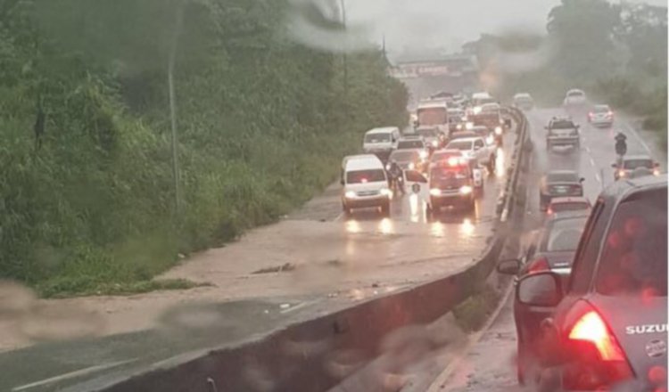 Zona anegada a la altura de Loma Cová producto de las fuertes lluvias del domingo.