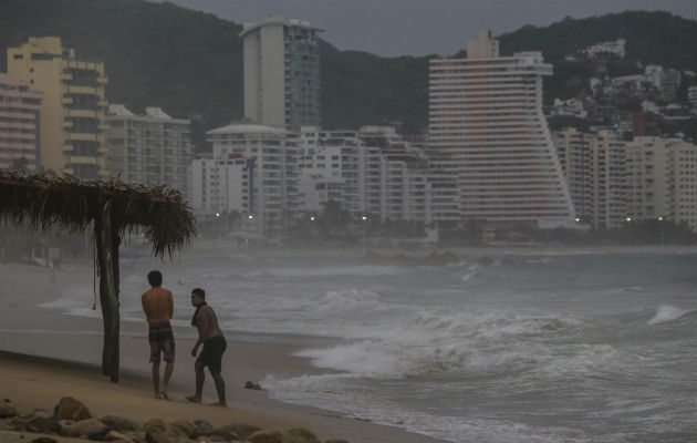 La inestabilidad marítima que se abate sobre las playas, debido al huracán Bud. Foto: EFE 