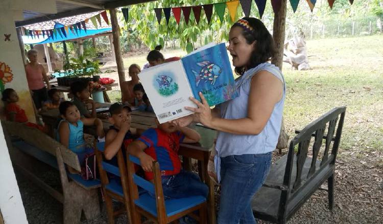 Gloria Melania Rodríguez, en la comarca Guna, compartiendo con la niñez. En Facebook expresó la alegría que derivó de la vivencia. /Foto Cortesía.