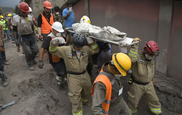 Rescatistas cargan los restos de una víctima. Foto: EFE