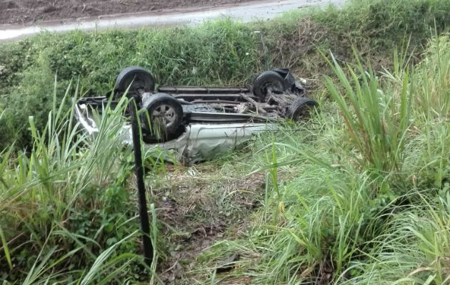 El carro terminó en una cuneta. Foto: Elena Valdez. 