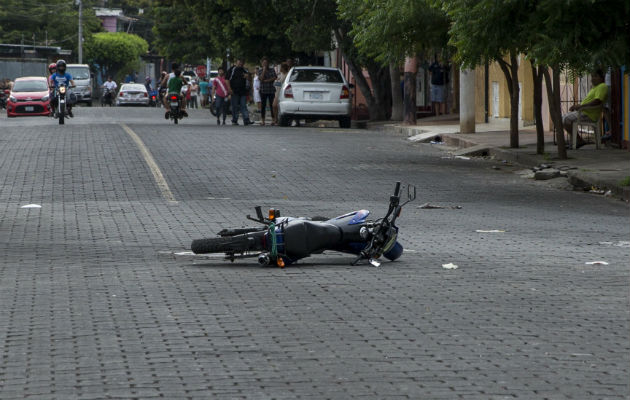 Moto donde viajaban los policías tiroteados. Foto: ACAN-EFE