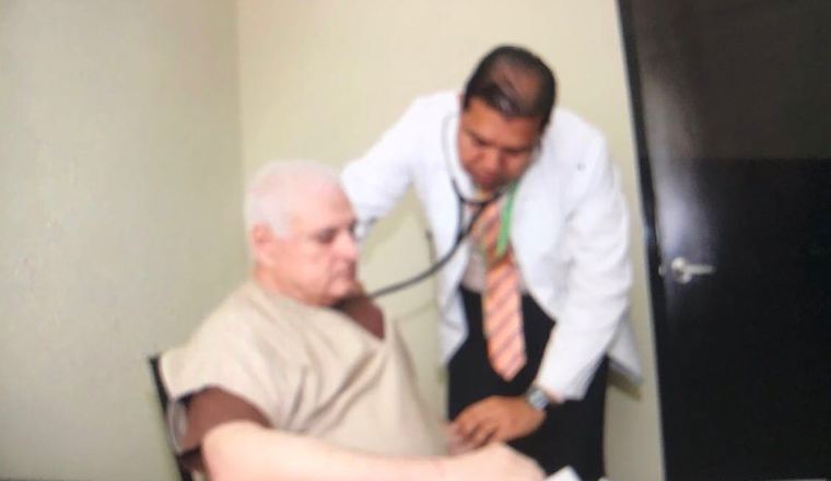 El expresidente Martinelli es revisado el lunes  por el doctor Leonardo Labrador, luego de ser entregado a Panamá por EE.UU. Martinelli dijo sentirse bien, y los exámenes realizados arrojaron que su presión arterial era de 125 sobre 68, su frecuencia cardiaca era de 80 y la frecuencia respiratoria de 14 por minuto.