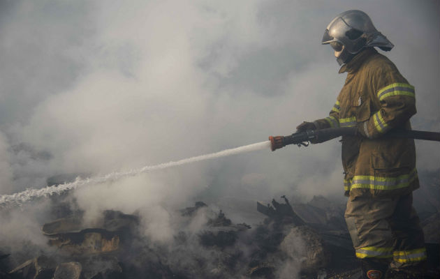 Bomberos pertenecientes a otra zona metropolitana acudieron horas más tarde con equipamiento en ayuda de sus compañeros de la capital.