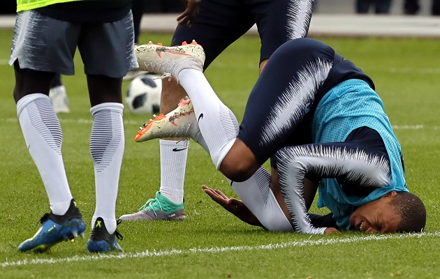 Kylian Mbappé luego de una entrada con Adil Rami. Foto EFE