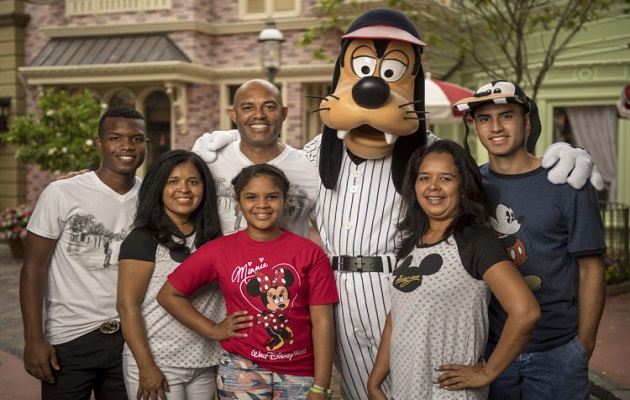 Mariano Rivera junto a su familia, en Disney. Foto Disneysportsnews