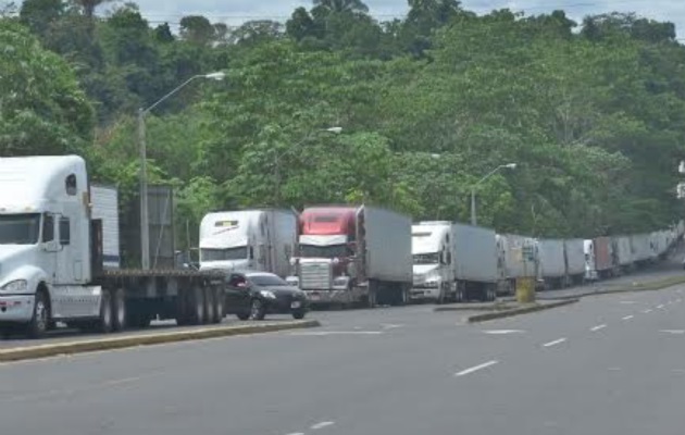 Algunos transportistas permanecen a orillas de la carretera. Foto: Mayra Madrid. 