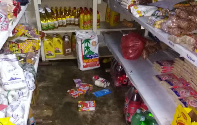 Productos en comercios veragüenses cayeron al piso por el temblor. Thays Domínguez y Archivo.