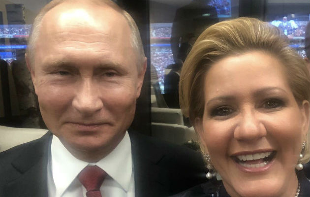 La primera dama se tomó un selfie con el presidente ruso Vladimir Putin.