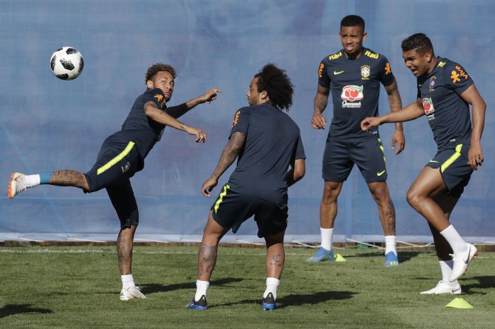 Gabriel Jesús junto a Neymar, Marcelo y Casemiro. Foto EFE