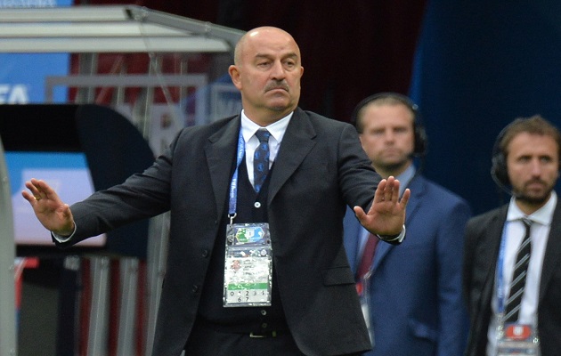 El técnico de Rusia, Stanislav Cherchesov durante el partido ante Arabia Saudí. Foto EFE