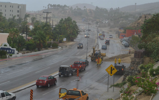 Vista general de un deslizamiento de tierra que bloquea el paso San José del Cabo- Cabo San Lucas. FOTO/EFE 