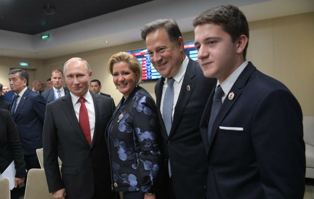 Varela junto a su homólogo ruso Vladimir Putin, su esposa Lorena Castillo y su hijo menor.