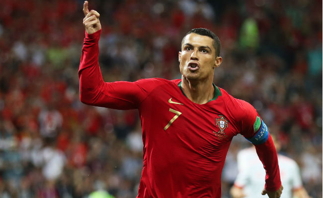 Cristiano Ronaldo festeja su gol ante España. Foto:AP