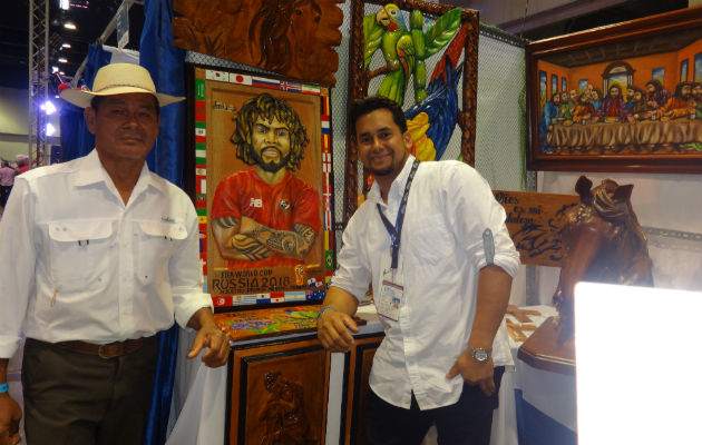 Heriberto Martínez (Der.), acompañado de  otro artesano posa junto a su escultura de Román Torres. Foto  Rosalina Orocú Mojica