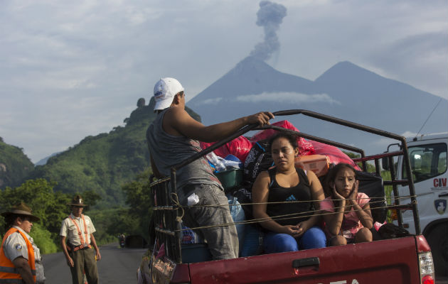 Los aldeanos se detienen, mientras el volcán expulsa gas. Foto: AP  
