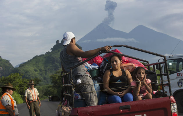 Los aldeanos se detienen, mientras el volcán expulsa gas. Foto: AP