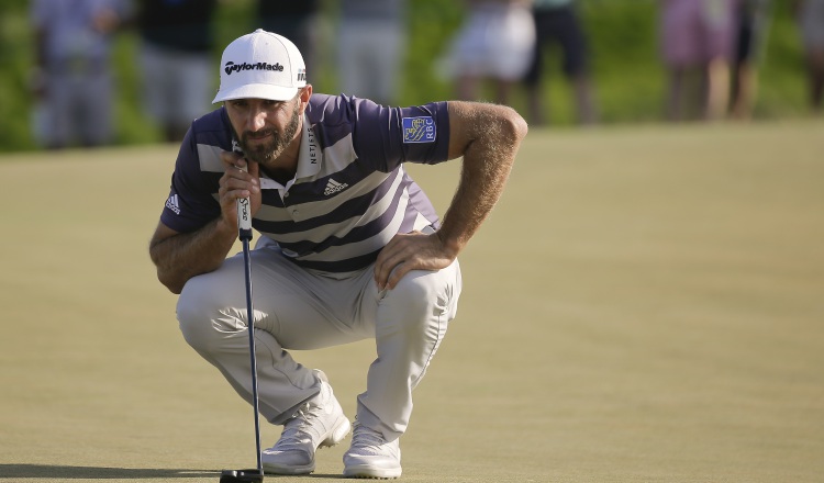 Dustin Johnson mide la bola en el hoyo diez en el US Open. /Foto AP