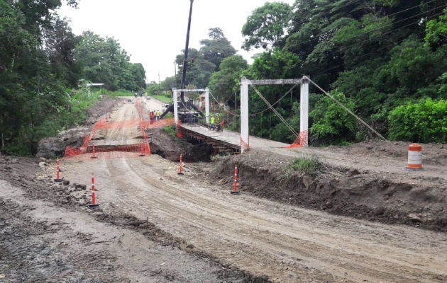 Construyen carretera y un puente en El Marañón. Foto/Elena Valdez