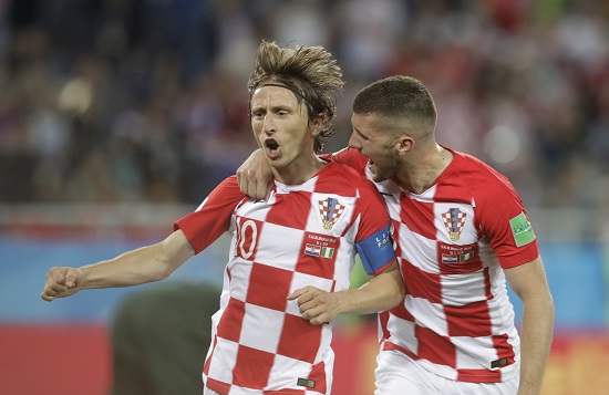 Luka Modric, (izq.) celebra su gol con Ante Rebic. Foto:AP