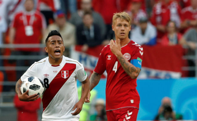 El centrocampista peruano Christian Cueva (izq.) y el defensa danés Simon Kjær. Foto:EFE
