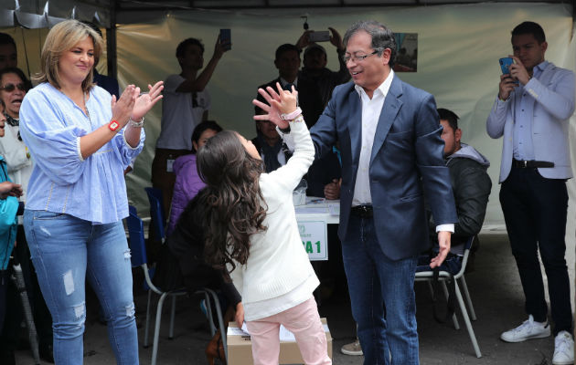 Gustavo Petro no alcanzó los votos necesario para hacerse de la silla presidencial. FOTO/EFE