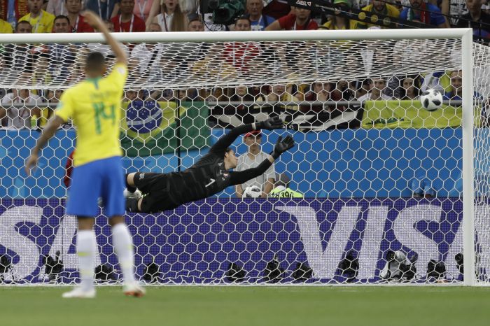 El portero Sommer no alcanza el remate del brasileño. Foto AP