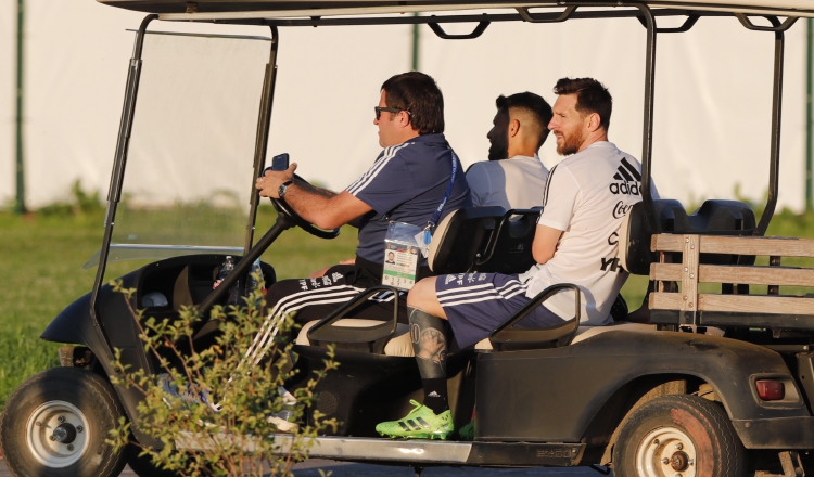 Messi se retiró de los entrenamientos en un carro de golf. /Foto AP