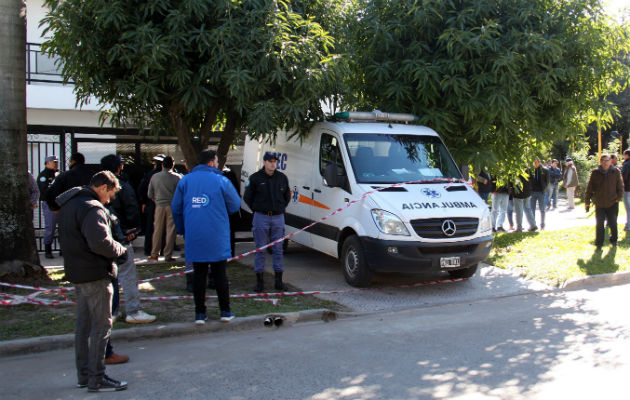 Una ambulancia sale del domicilio del senador argentino Luis Naidenoff. Foto: EFE