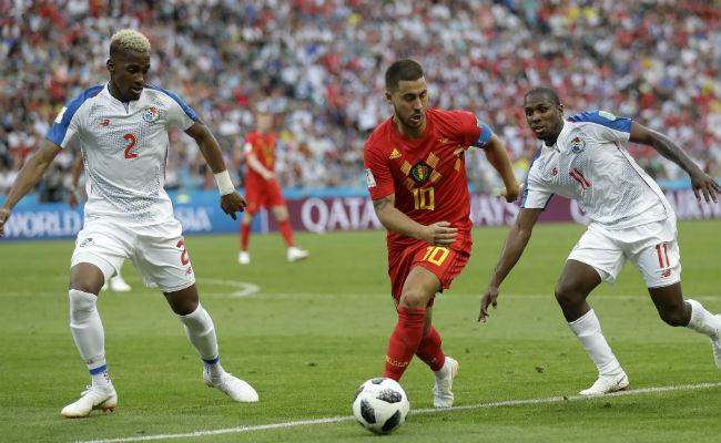 Michael Murillo (izq.) de Panamá marca al belga Hazard (cent.) y Armando Cooper. Foto:AP