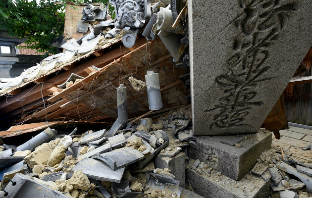 Daños a la entrada de un templo en la localidad de Takatsuki. Foto: EFE 