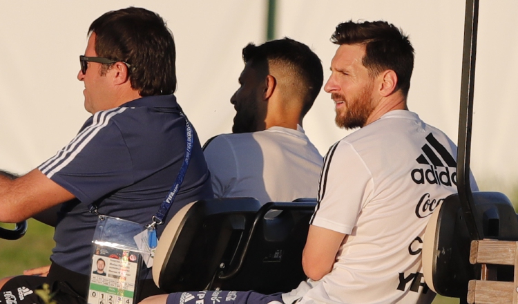 Messi es transportado en la concentración de Argentina. /Foto AP