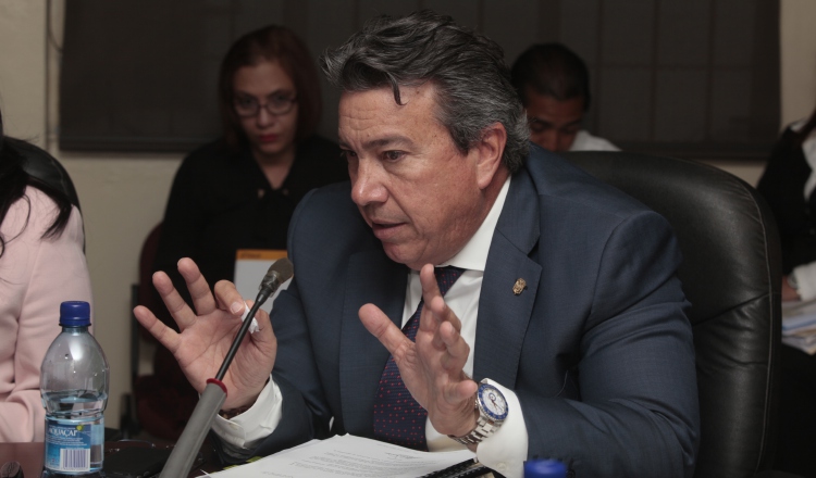 El ministro de Obras Públicas, Ramón Arosemena, estaría desconociendo la decisión de la comisión evaluadora. /Foto Archivo