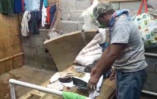 Un afectado por el vendaval trata de salvar algunos útiles escolares. 
