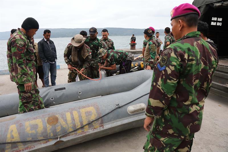 Varios infantes de marina indonesios preparan su barco antes de comenzar una operación de búsqueda. Foto: EFE 