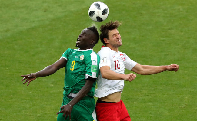 Grzegorz Krychowiak de Polania (der) y Mame Diouf de Senegal saltan a disputar por una balón. Foto:AP