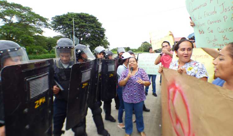 Las protestas se realizaron de forma simultánea en Chitré y Ocú, en busca de una solución.   Fotos:  Thays Domínguez