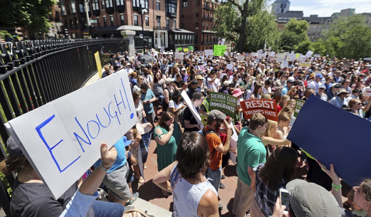 Protestan por el trato que se les da a los inmigrantes en la frontera con México y en Massachusetts. AP