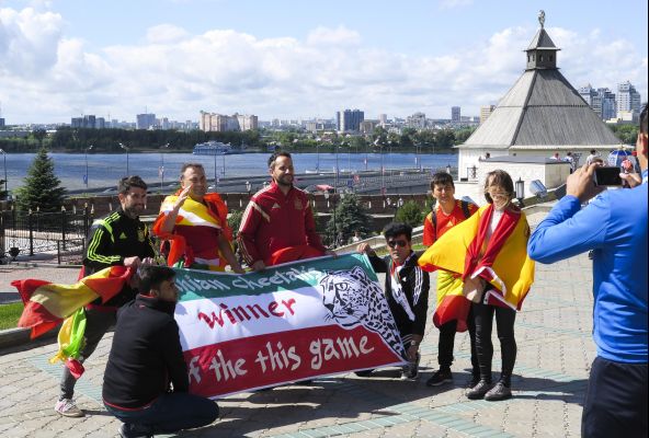Aficionados iraníes y españoles antes del juego que se celebrará en Kazán / EFE