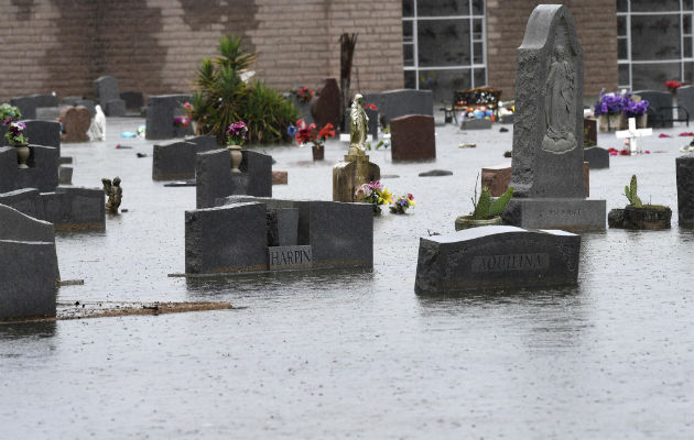 Las lápidas en el cementerio Calvary están sumergidas en las aguas. FOTO/AP