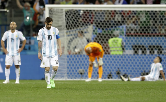 Messi sale de la cancha (10) y atrás el portero Caballero se lamenta. Foto:AP