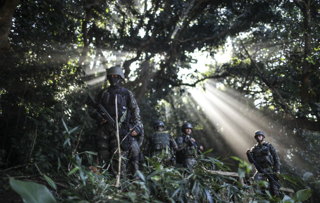 El Ejército ha establecido un cerco alrededor de las dos favelas y también ha retirado varias barricadas irregulares.