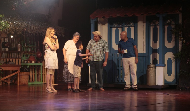 Ivette Cordovez, Nuria Mateu, Paul Salazar, Didimo Cerrud y Rogelio Bustamante. Escena: Andy y sus padres en casa de los abuelos. Víctor Arosemena.