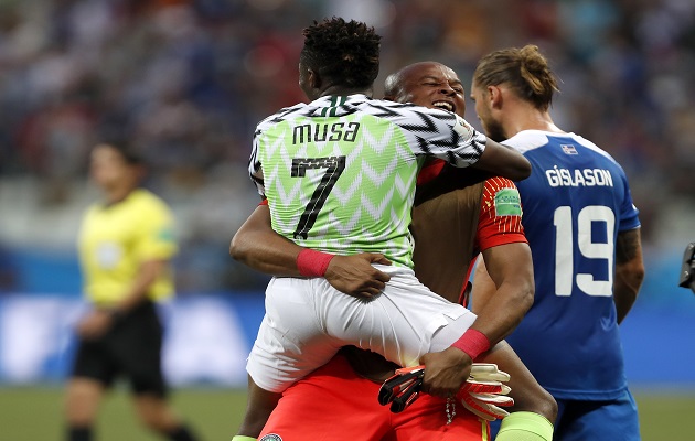 Ahmed Musa celebra el segundo tanto del partido y de cuenta personal junto a su portero suplente. Foto AP