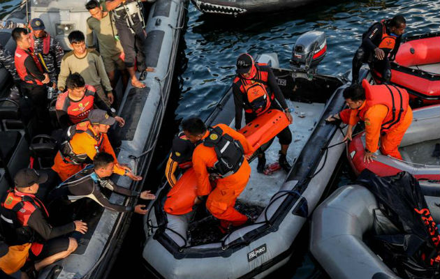 Miembros de los servicios de salvamento marítimo se preparan para buscar a las víctimas. Foto: EFE