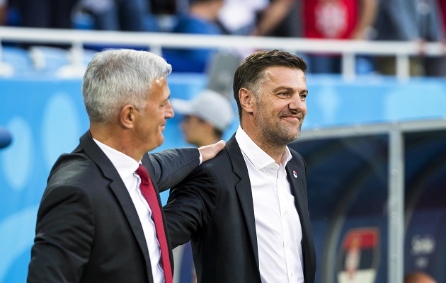 Mladen Krstajic y Vladimir Petkovic durante el partido. Foto EFE