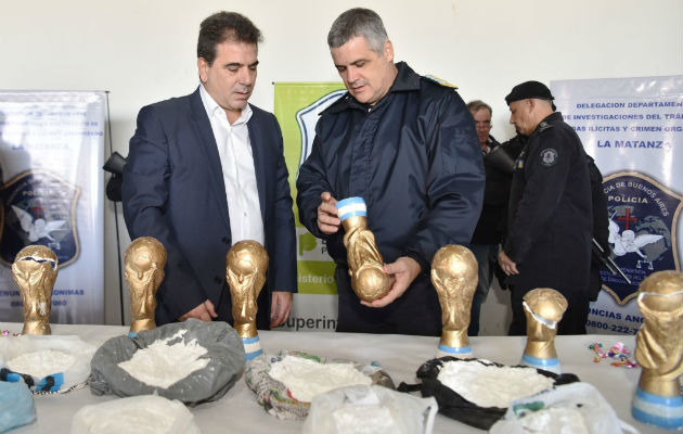 Un jefe policial argentino muestra al ministro Ritondo (izq) la cocaína escondida. Foto. EFE.
