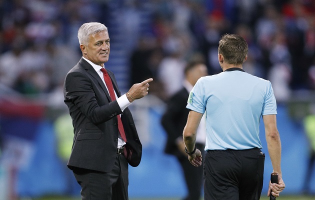 Vladimir Petkovic técnico de Suiza durante el partido ante Serbia. Foto EFE